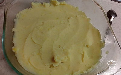 Выложите первый слой пюре.