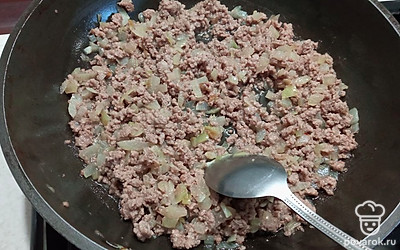 Обжарьте фарш с луком для начинки. 