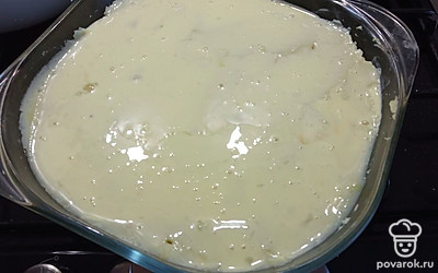 Выложите пюре на фарш и сверху залейте взбитыми яйцами. Выпекайте при 180 градусов 25 минут.