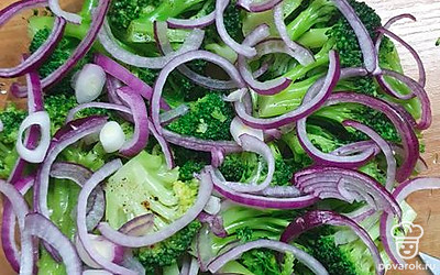 Выкладываем брокколи и лук.