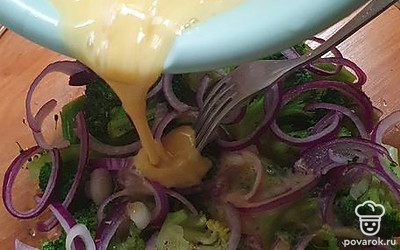 Заливаем яичный смесью.