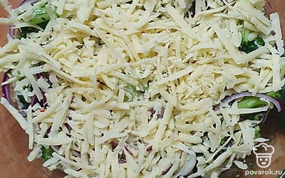 Сверху трем сыр.