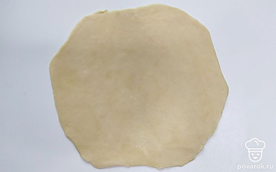 Раскатайте тонкие лепешки, обжарьте на раскаленной сухой сковороде не более 1 минуты с каждой стороны.