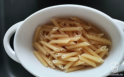 Выкладываем макароны в форму для запекания.