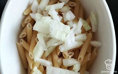 Лук чистим, нарезаем мелко и выкладываем к макаронам.