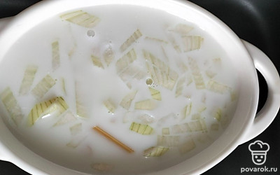 Заливаем молоком, накрываем фольгой и ставим в духовку при 180 градусах на 20 минут.