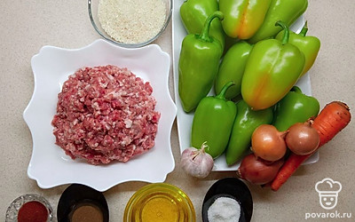 Подготовьте все необходимые ингредиенты. Перец вымойте и удалите семена. Рис промойте и залейте кипятком на 10-15 минут. Помидор и лук нарежьте на кубики, морковь натрите на крупной терке.