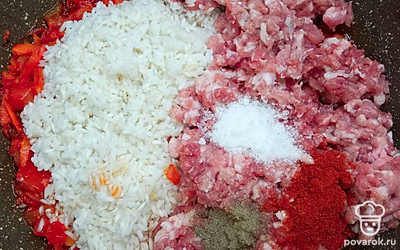 В сковороде на масле обжарьте лук, морковь, затем добавьте помидор и чеснок. После этого добавьте рис, свиной фарш и специи. Протушите несколько минут.
