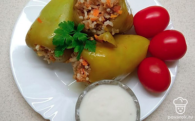 Подавайте фаршированный перец теплым. Украсьте зеленью и подайте соусы: сметану, майонез.