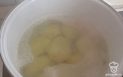 Картофель отвариваем, солим. 