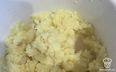 Далее толчем картошку, добавляем молоко и сливочное масло. Делаем из нее пюре.