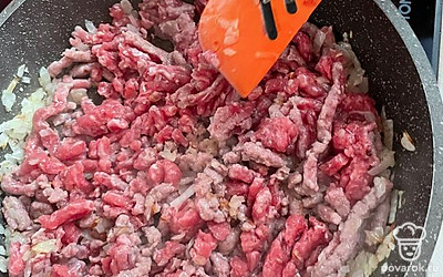 На масле обжариваем мелко нарезранный лук, добавляем туда фарш, специи.