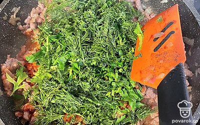 Когда фарш обжарится, добавляем томатную пасту и зелень, перемешиваем и выключаем через 5 минут. 