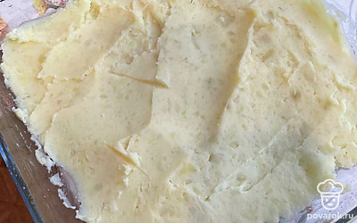 Достаем форму, смазываем ее и равномерно выкладываем пюре.