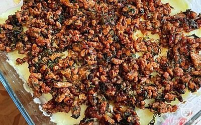 Следующим слоем выкладываем фарш.