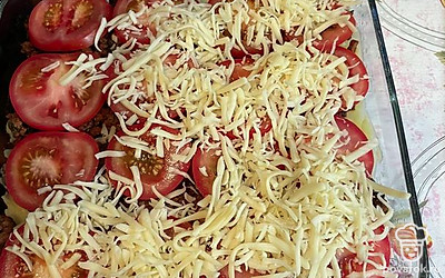 Затем засыпаем все сыром и выпекаем при 180 градусах 30 минут.