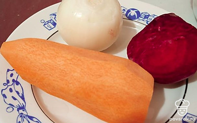 Первым делом необходимо почистить морковь, свеклу, лук.