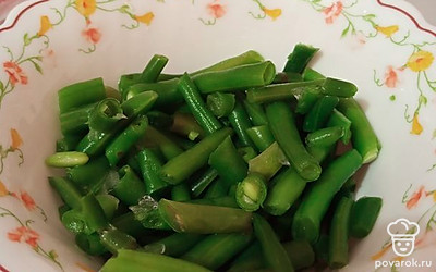 Промыть стручковую фасоль.