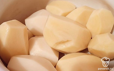 Почистить картофель.