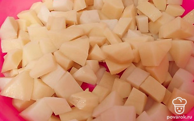 Нарезать картофель кубиками.