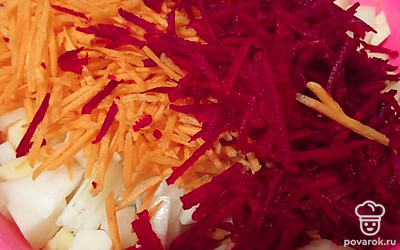 Лук, морковь, свеклу измельчить или натереть на терке.