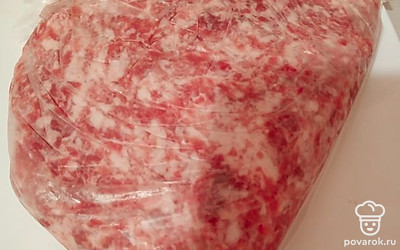 Разморозить фарш (если он заморожен). Либо просто подготовить фарш.