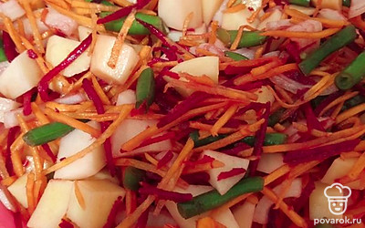 Смешать фарш и овощи в чаше. Посолить, перемешать.