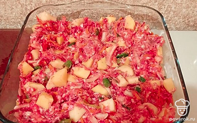 Выложить заготовку в подготовленную форму для выпечки и немного залить водой.