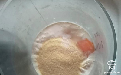 Смешать в глубокой посуде творог, яйца, манку, сметану и стевию. 