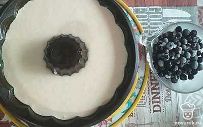 Получившуюся творожную массу вылить в смазанную сливочным маслом форму. Добавить ягоды. 