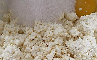 Творог смешать с яицом и сахаром.