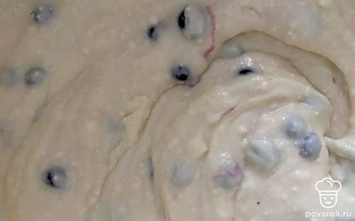 Перемешать тщательно и добавить черную смородину.