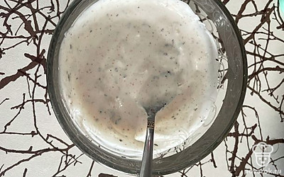 Смешайте сметану с чесноком и базиликом.