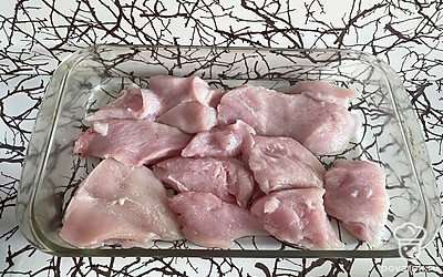 Выложите небольшие кусочки филе на противень, смазанный маслом.