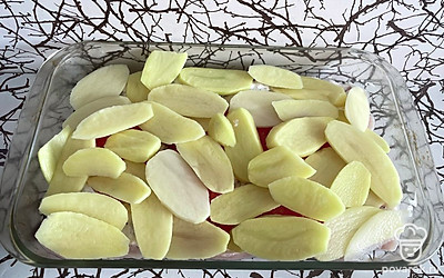 Выложите сверху тонко нарезанный картофель.