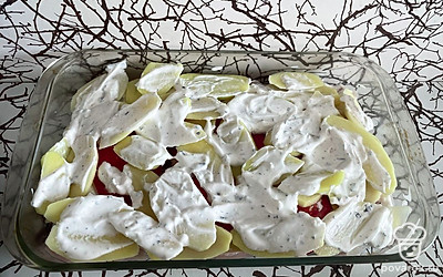 Покройте сверху еще раз сметаной и отправьте в духовку на 40 минут.