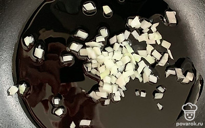 Лук мелко режем и обжариваем на сковородке.