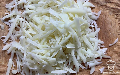 Сыр трем на крупной терке.