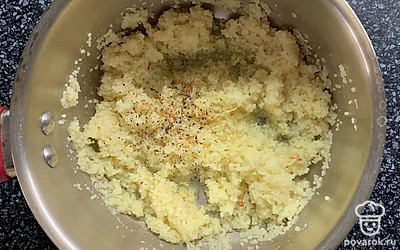 В отваренный кускус по рецепту добавляем обжаренный лук и специи.