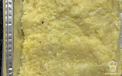 В смазанную форму выкладываем кускус. Отправляем в духовку на 20 минут при 190 градусах.