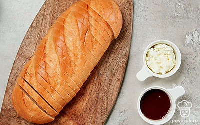 Приготовьте противень. Духовку включите на максимальную температуру.