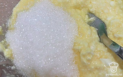 Перемешать вилкой и всыпать сахар.