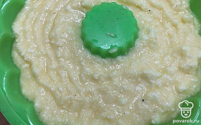 Перемешать и выложить в форму для выпекания.