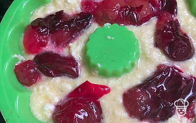 Помыть вишню, убрать косточки и выложить на кекс. Выпекать 25 минут при температуре 170 градусов.