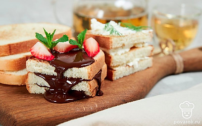 Перед подачей тосты намажьте сливочным сыром или шоколадной пастой.