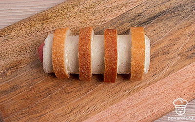 Отрезанные корочки смажьте майонезом и аккуратно и красиво уложите сверху рулета.
