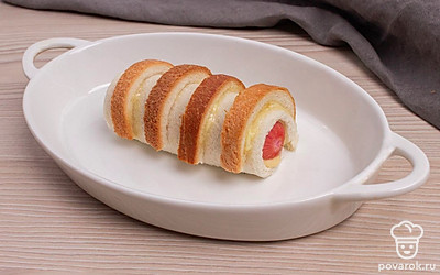 Поместите получившийся рулет на смазанную маслом форму.