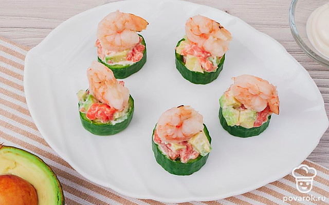 Закуска в огурце с креветками и семгой — Рецепт с фото
