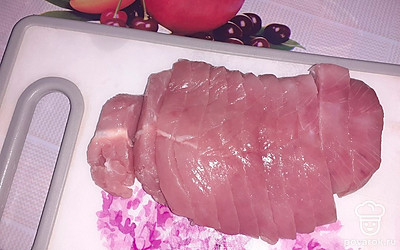 Помыть и нарезать мякоть индейки.