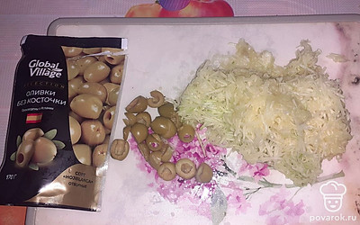 Натереть кабачок, нашинковать оливки.